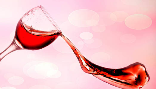 酒正涌入玻璃特写，葡萄酒，溅，飞溅的流