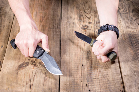 moraknives手里拿着两把刀用两把刀攻击照片