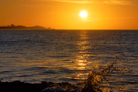 道和太阳日落时海水暗,有金色的太阳道和夜空照片