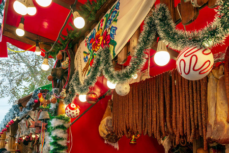 来自罗马尼亚蒂米什瓦拉的街头圣诞集市，有传统的产品装饰和特定的氛围。