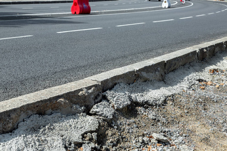 道路工程是一个新安装的路缘，并在沿线浇筑混凝土和新沥青。