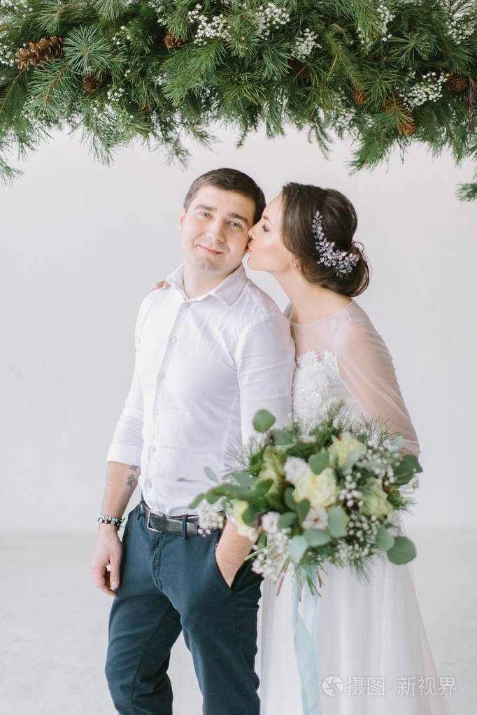 新郎新娘在工作室接吻.新婚夫妇新娘和新郎在婚礼上亲吻照片肖像.