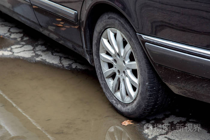 肮脏的汽车黑色的车轮在潮湿的沼泽和肮脏的轮胎没有人关闭