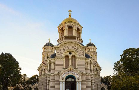 宗教建筑正统基督教大教堂与金色圆顶。 里加基督大教堂的诞生。