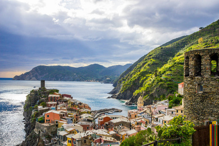 意大利Cinque Terre的Vernazza山上的海滩街道和五颜六色的房子