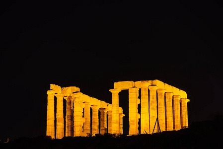 一座古庙的夜景废墟，波塞顿希腊海洋之神。 希腊索尼翁角。