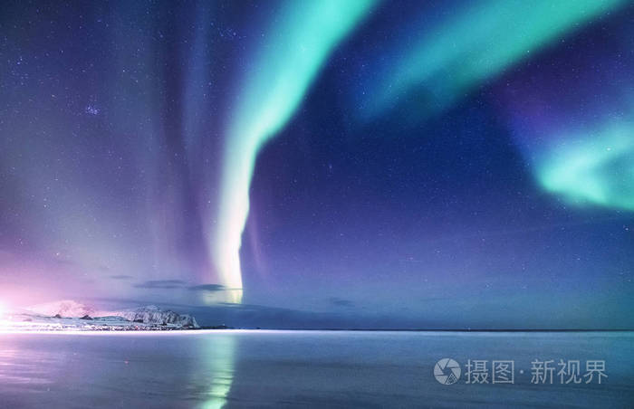 挪威洛夫顿群岛上的北极光 群山之上的绿色北极光 夜空中有极地的灯光 夜间冬季景观有极光和水面反射 挪威的自然背景 照片 正版商用图片15i35i 摄图新视界