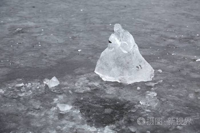 湖上的一块冰