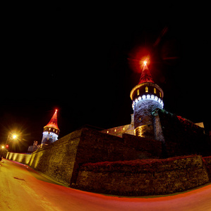 Kamianets podilskyi城堡在夜晚用不同的颜色照明