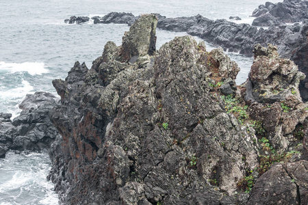 Seopjikoji风景优美的海景，沿着海岸线有许多锯齿状的岩石。 韩国济州岛著名的自然地标