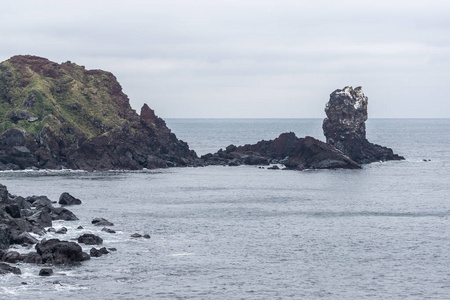 Seopjikoji风景优美的海景，沿着海岸线有许多锯齿状的岩石。 韩国济州岛著名的自然地标