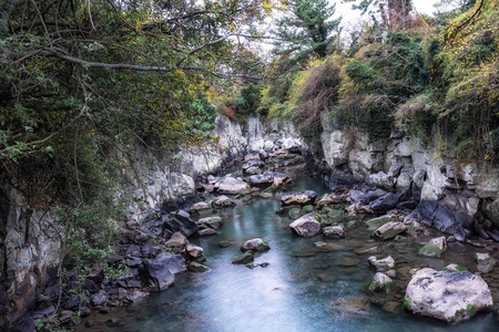 永妍池塘和围岩风景。 永妍池塘把附近的山水和海洋连接起来。 韩国济州岛