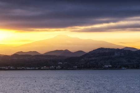 从乌多岛日落时拍摄的哈拉桑山的景色。 韩国济州岛