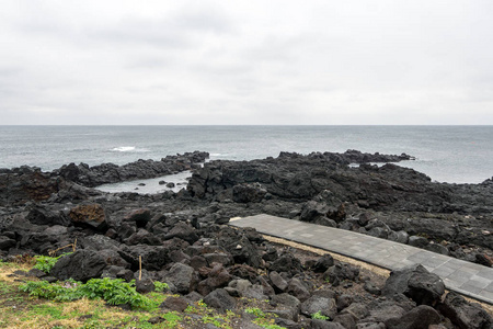 Seopjikoji风景优美的海景，沿着海岸线有许多锯齿状的岩石。 韩国济州岛著名的自然地标