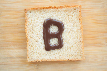 字母表绘在面包片上