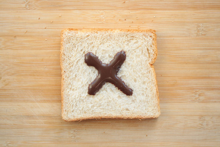 字母表绘在面包片上