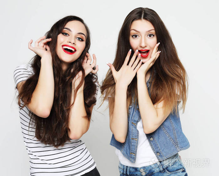 两个年轻的女朋友玩得很开心两人都做了惊讶的脸