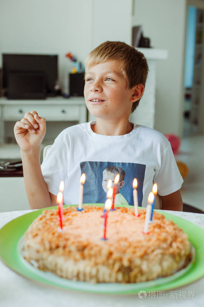 男孩拿出蛋糕上的蜡烛许愿