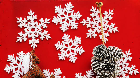 红色圣诞节背景与雪花。平铺新年最小模式
