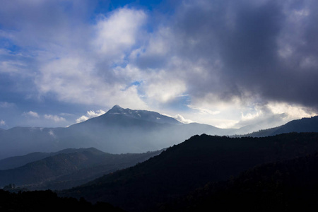 雾蒙蒙的山景中升起的云景