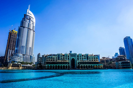 风景如画的SoualBahar正面高层在迪拜喷泉。