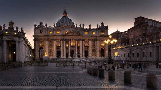 圣彼得斯大教堂在晚上金色的光, 罗马梵蒂冈