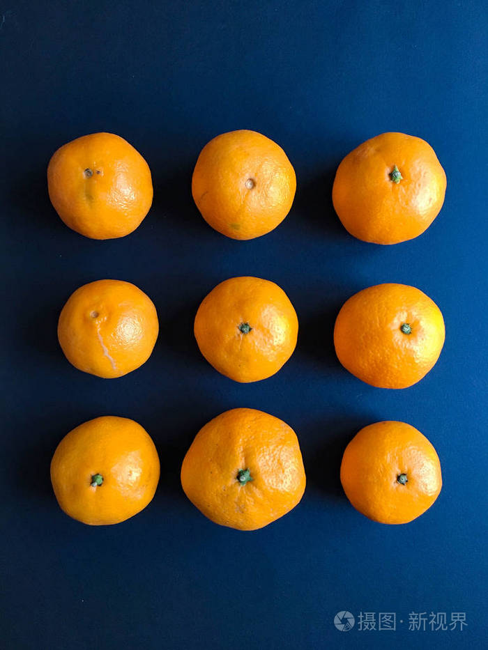 具有几何形状的诱人橘子