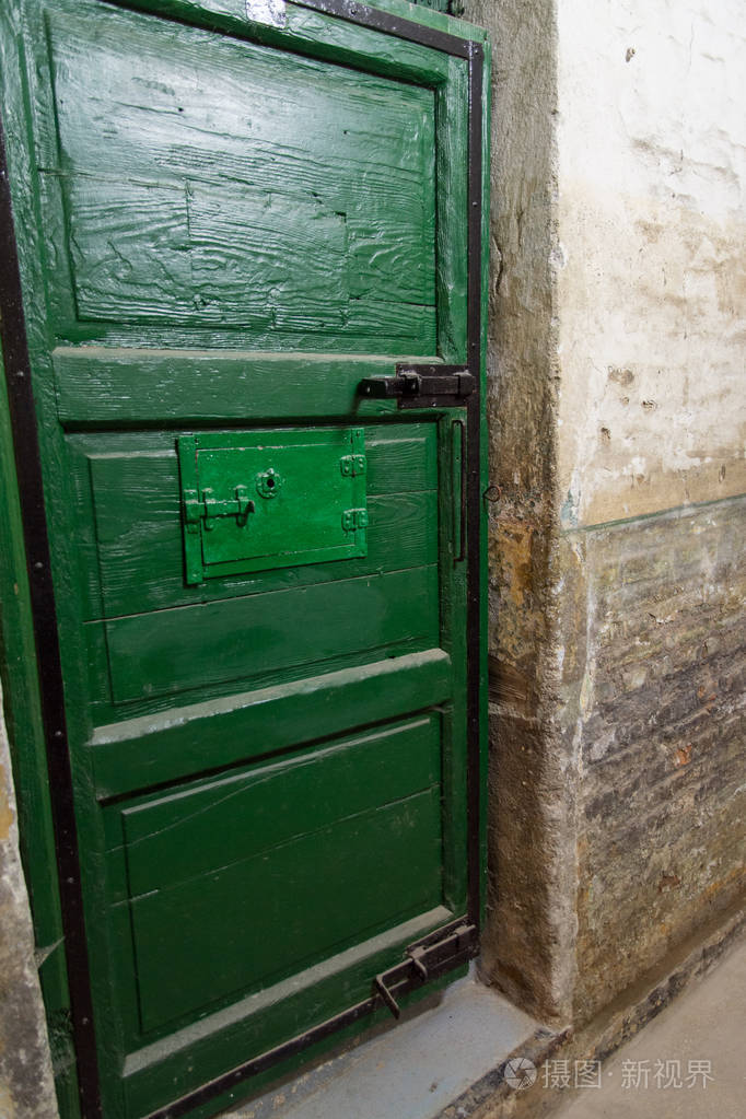 旧的绿色监狱牢房门