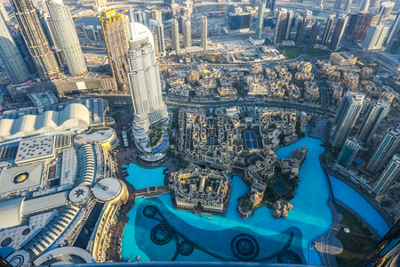 迪拜市区风景如画，令人叹为观止，从Burj Khalifa塔俯瞰天际线城市景观。