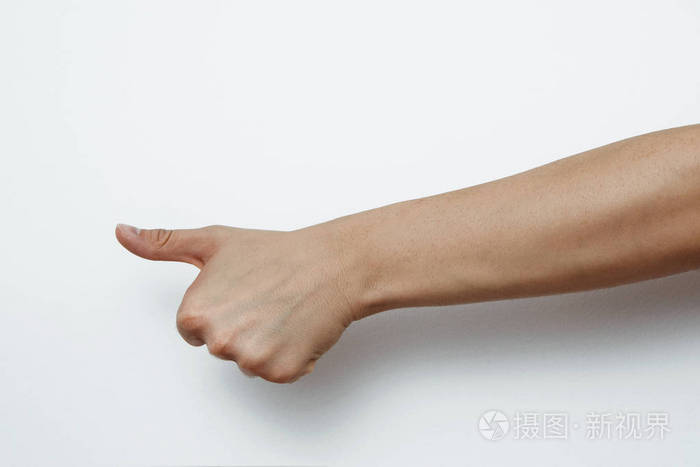 竖起大拇指 手与拇指向上的白色明亮的背景.