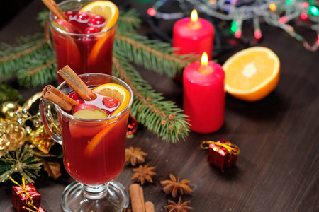 在木制背景上的葡萄酒, 配以蜡烛松树树枝和圣诞灯。选择性对焦