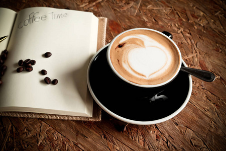 热咖啡，咖啡豆，笔记本复古风格..