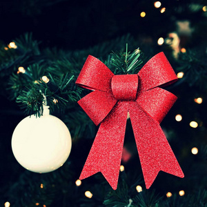 美丽多彩的圣诞装饰品..圣诞树冬季和假日季节的概念。