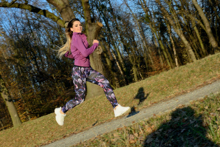 奔跑的少女图片