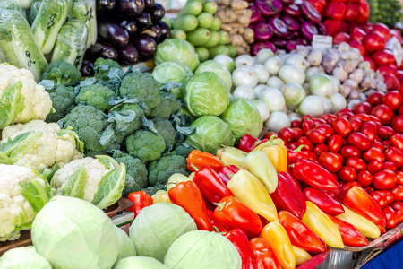 蔬菜农市场柜台。在杂货店里五颜六色的各种新鲜有机健康蔬菜堆。健康的天然食物背景
