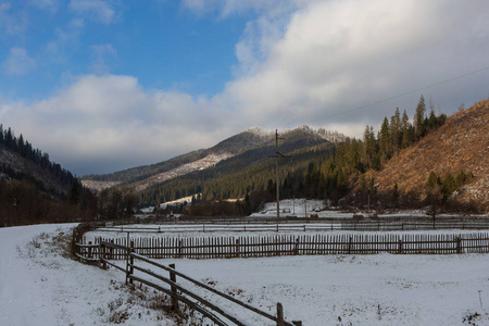 山地冬季景观喀尔巴阡山