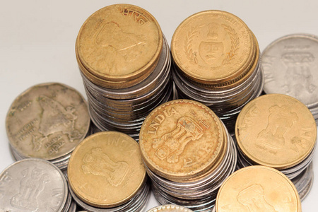 库存堆百数5印度卢比金属硬币货币。 上面的风景。 金融经济投资理念。 银行和交换对象。