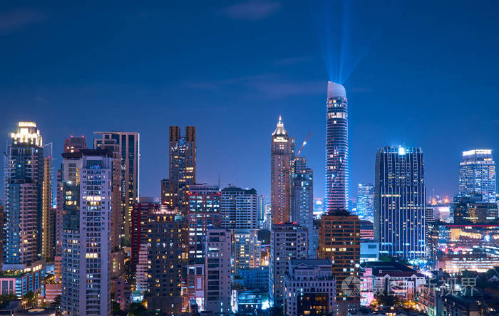 曼谷现代办公商务大楼的城市景观夜景和曼谷泰国商业区的高楼大厦.
