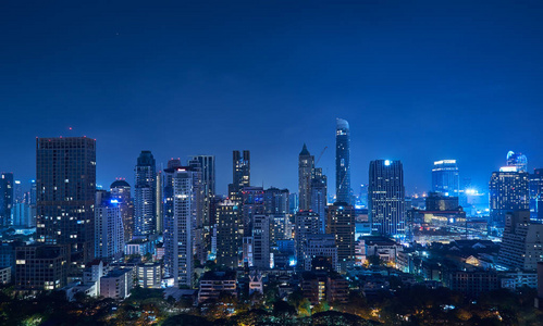 曼谷现代办公商务大楼和曼谷泰国商业区的高楼大厦的城市景观夜景全景图。