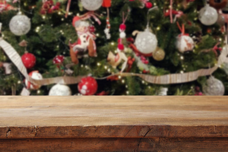 圣诞树前的空桌子和装饰背景。 产品显示蒙太奇
