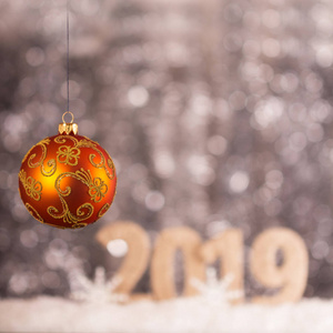 新年铭文2019年雪背景和明亮的黄色圣诞球