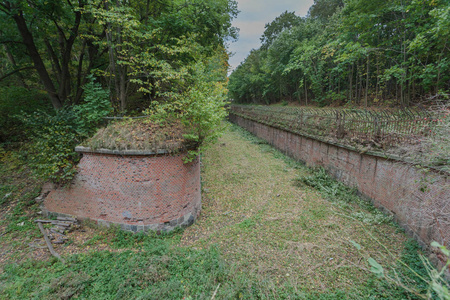 古老的德国防御工事，从绿色森林中的红砖