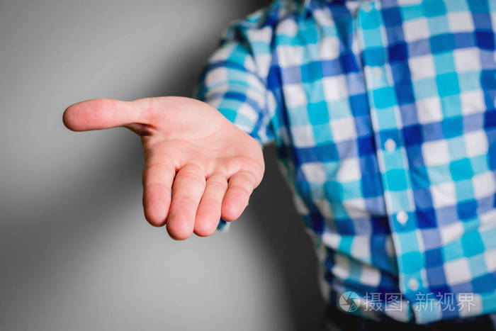 那个人正伸出一只张开的手伸出援助之手一个被隔离在