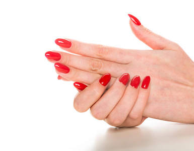 白色指甲上有红色指甲的女性手