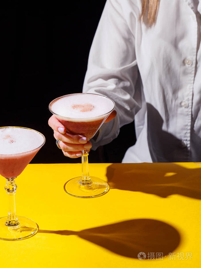 拿着冷饮草莓鸡尾酒的女人