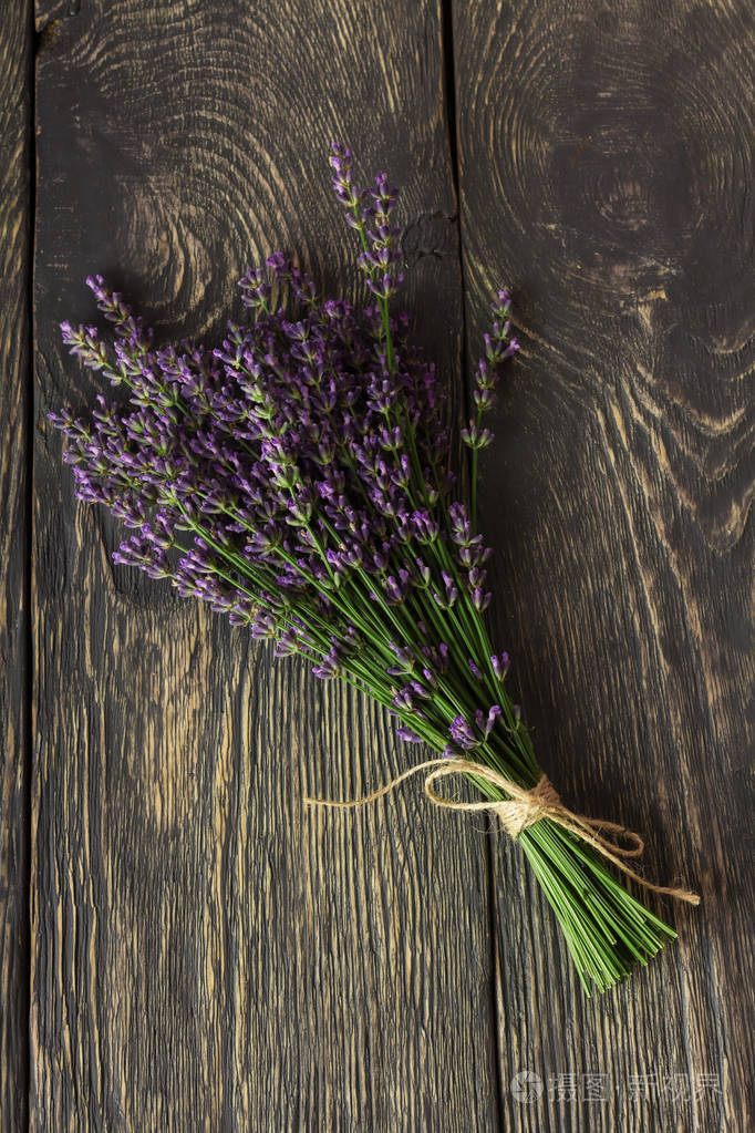 深色木板背景下的清新芳香的薰衣草花束