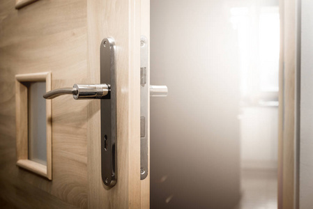 半开着房间的门. 太阳的光芒从房间的亮度中出来.照片