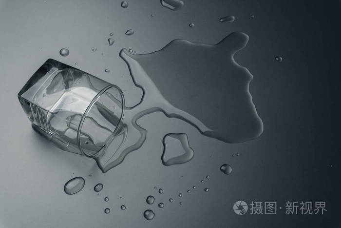 一杯水洒在桌子上