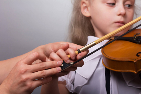 老师纠正小女孩教小提琴的手图片