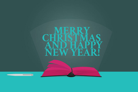 写文字写圣诞快乐, 新年快乐。概念意思节日问候庆祝开放书相片的彩色页在桌上与笔和光束发光